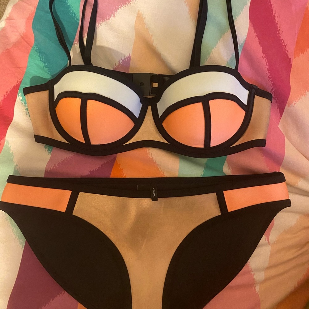 Triangl Bikini Set - Picture 2 of 4
